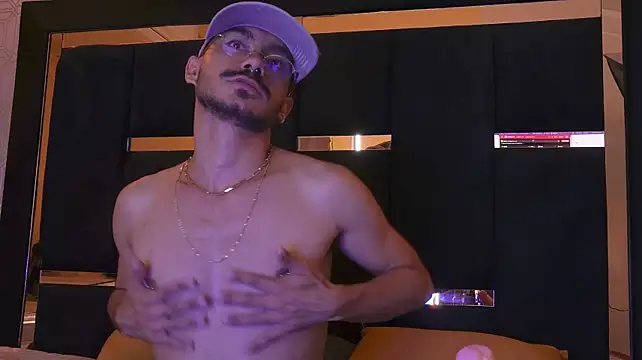 thomas_montiel live cam on StripChat