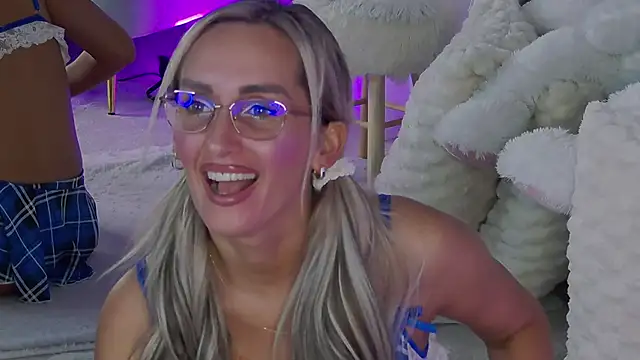 IsabelleEthan live cam on StripChat