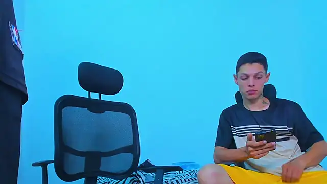 Thomas-Wil live cam on StripChat