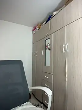 emmily_19 (F young) - NAKED AND BIGGG SQUIRTT
