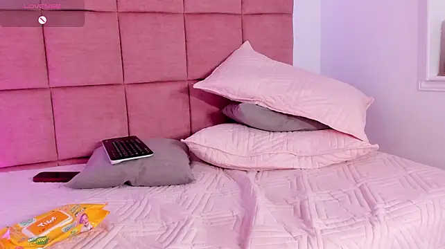 honeyannyy live cam on StripChat