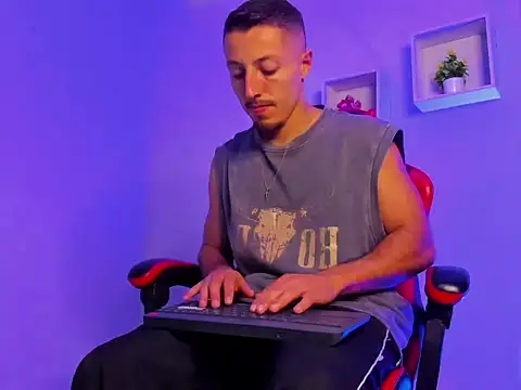 Master_Orioon live cam on StripChat