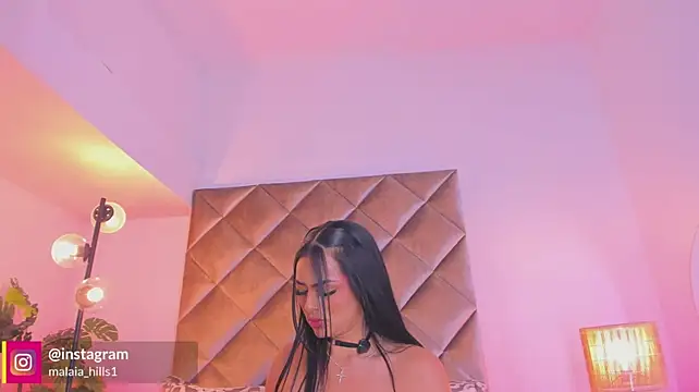 malaia_hills live cam on StripChat