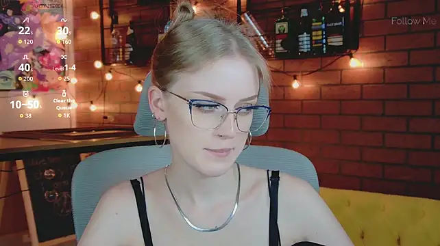 KiraMontoya live cam on StripChat
