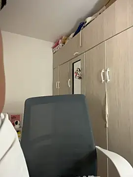 emmily_19 (F young) - NAKED AND BIGGG SQUIRTT