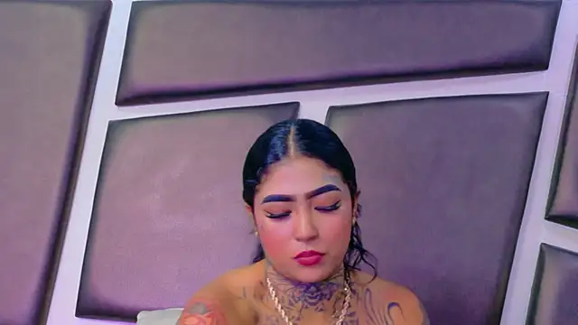 EmilieLake live cam on StripChat