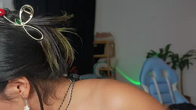 Hinata_21_ live cam on StripChat