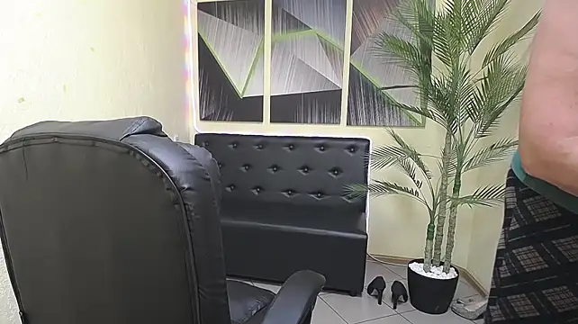EmilyL0ve live cam on StripChat