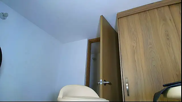 SARA_TS_FOX live cam on StripChat