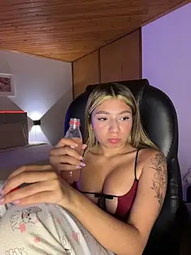 Isabella18_pink live cam on StripChat