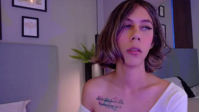 ZoeyPetit live cam on StripChat