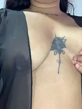 valeskaxx live cam on StripChat