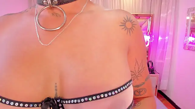 Francesca_Skuirt live cam on StripChat