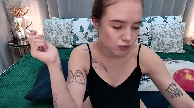 CarolineTenders live cam on StripChat