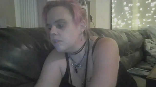 TWiSTYTheTwizted live cam on StripChat