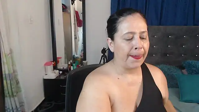 carlareyesk977 live cam on StripChat