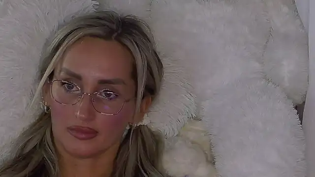 IsabelleEthan live cam on StripChat