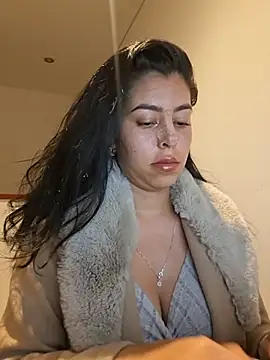 Luianna live cam on StripChat