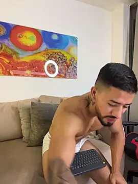 Ezzio_Scolaro live cam on StripChat