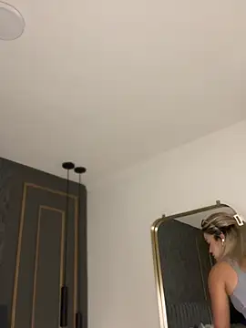 Alisha-Bond live cam on StripChat
