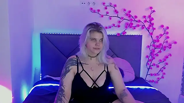 JoannLowe live cam on StripChat