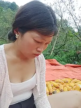 Buong-binh live cam on StripChat