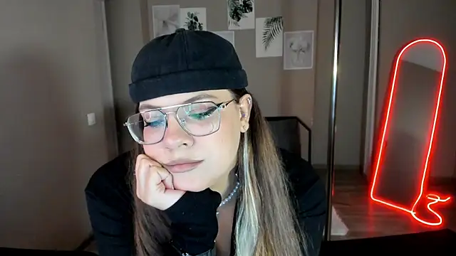 MiraTorson live cam on StripChat