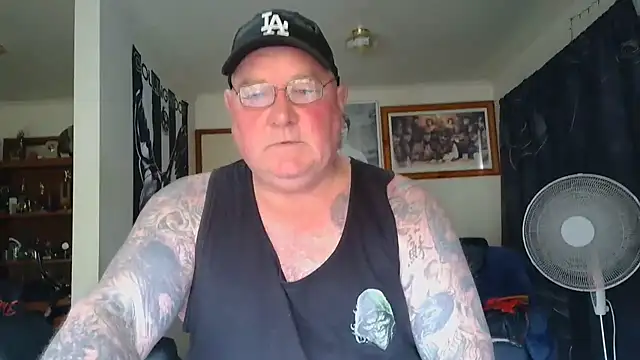kinkyblueyes69 (M mature) - NAKED CLOTHES OFF