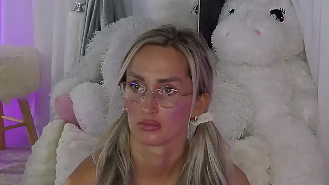 IsabelleEthan live cam on StripChat