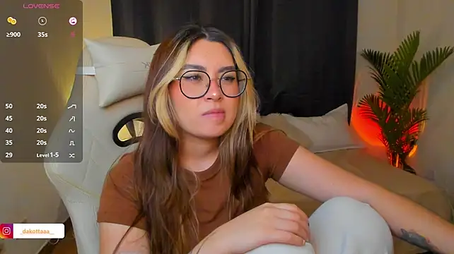 dakottaa_ live cam on StripChat