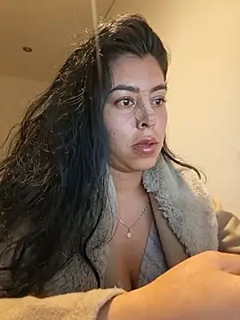 Luianna live cam on StripChat