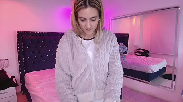 Juliieta_gray live cam on StripChat