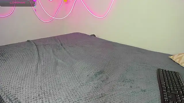 rosseeTobe live cam on StripChat