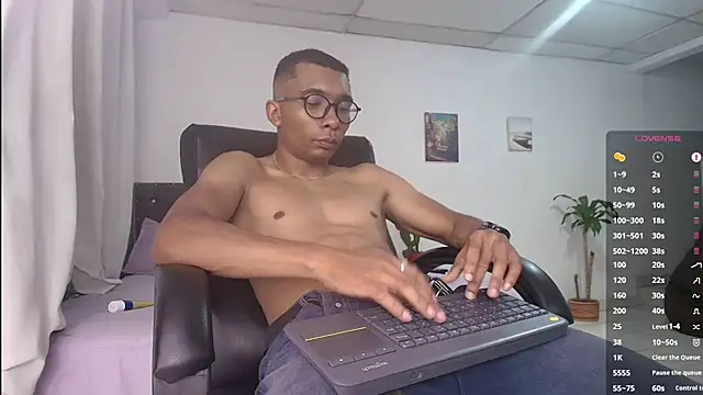 Aaronblack1_ live cam on StripChat