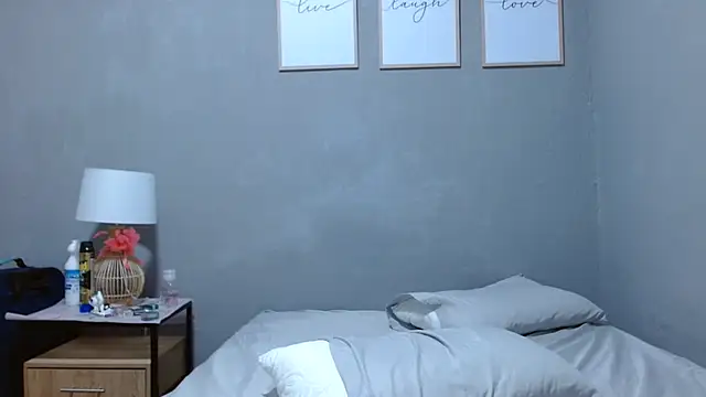 Sonyasays live cam on StripChat