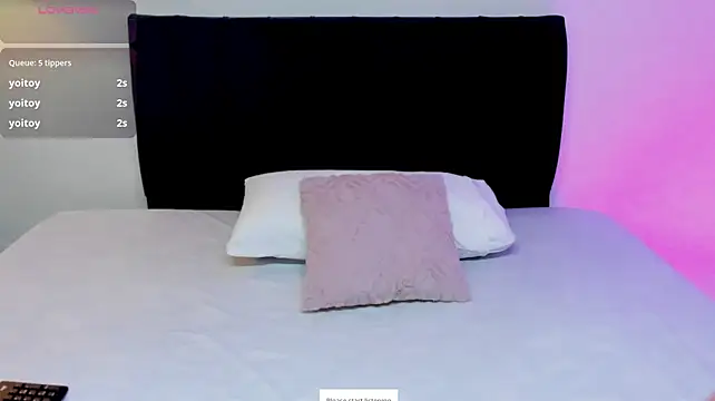 Littlee_Noemi live cam on StripChat