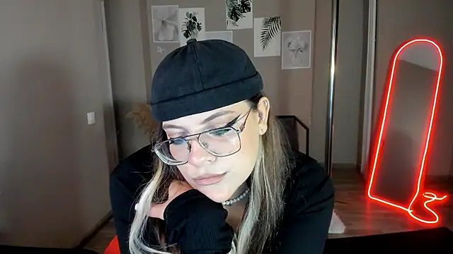 MiraTorson live cam on StripChat
