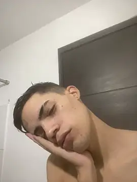 Latinos_2001 live cam on StripChat