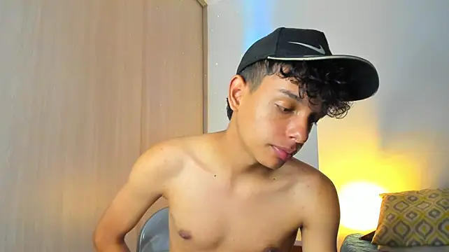 Maxfrost1 live cam on StripChat