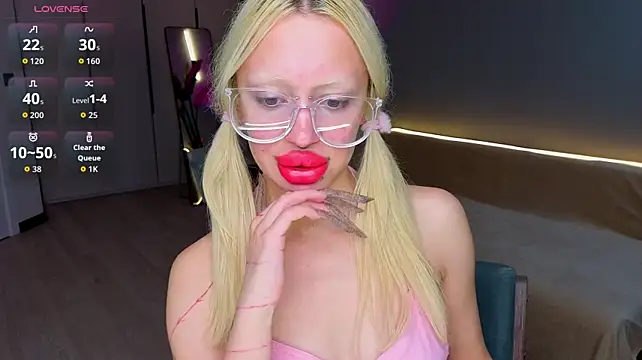 Luna_Beverly live cam on StripChat