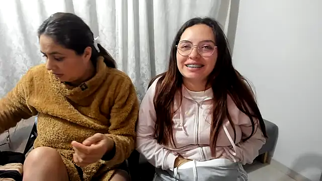 _girls_on_fire_ live cam on StripChat
