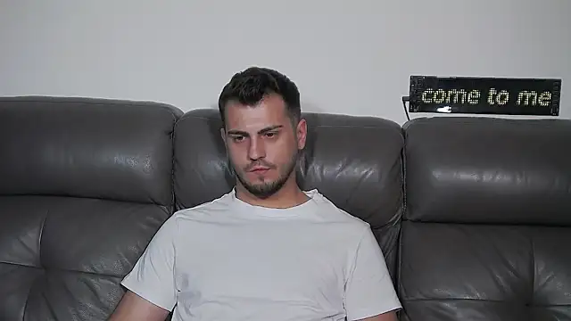 CrazyDom1 live cam on StripChat