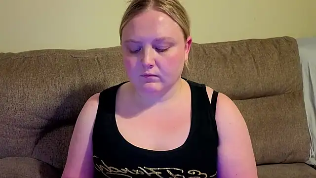 PhatAssBlond live cam on StripChat