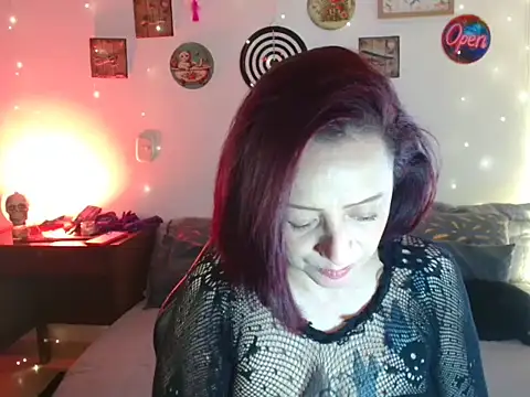 CoralShine live cam on StripChat