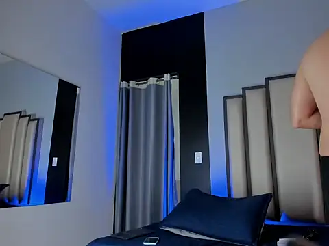 Luca_noir live cam on StripChat