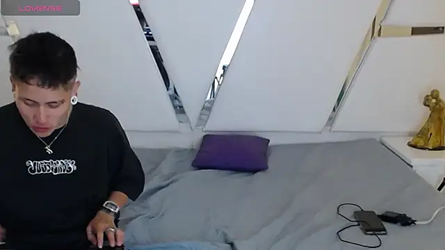 oblivionlove live cam on StripChat