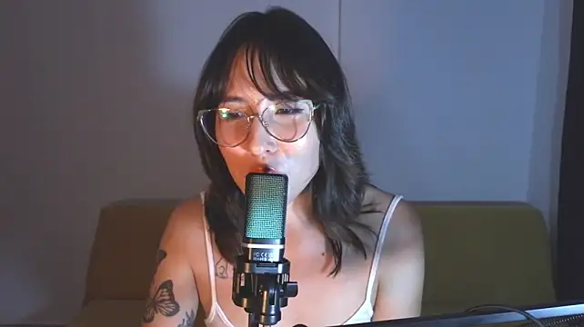 Yuliennegg live cam on StripChat