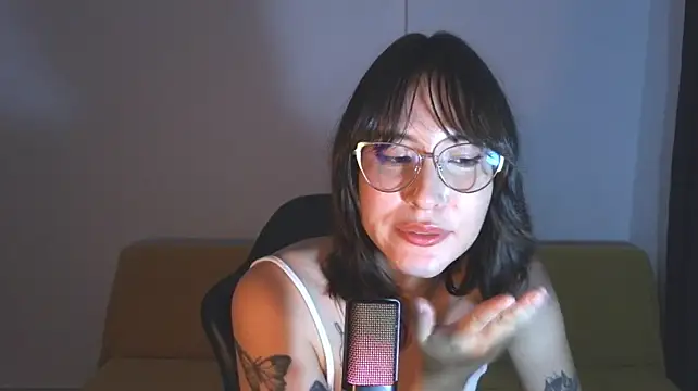 Yuliennegg live cam on StripChat