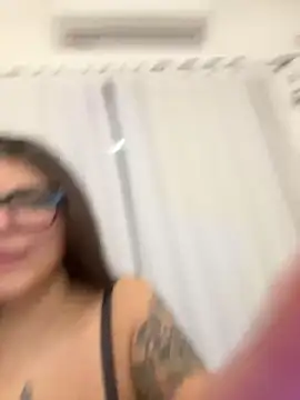 lilylovelesss live cam on StripChat