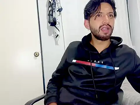 thomass1018 live cam on StripChat